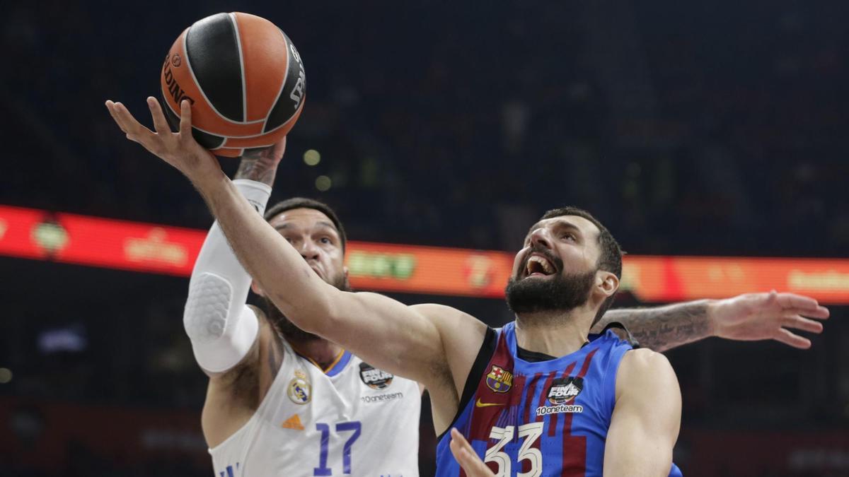 Belgrade (Serbia), 19/05/2022.- Barcelona&#039;s Nikola Mirotic (R) in action against Madrid&#039;s Vincent Poirier (L) during the Euroleague Final Four semi final basketball match between FC Barcelona and Real Madrid in Belgrade, Serbia, 19 May 2022. (Baloncesto, Euroliga, Belgrado) EFE/EPA/ANDREJ CUKIC