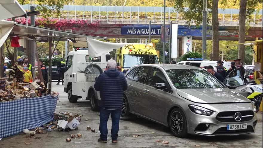 Un conductor perd el control del cotxe i arrossega dues parades d&#039;artesania a les Fires de Girona