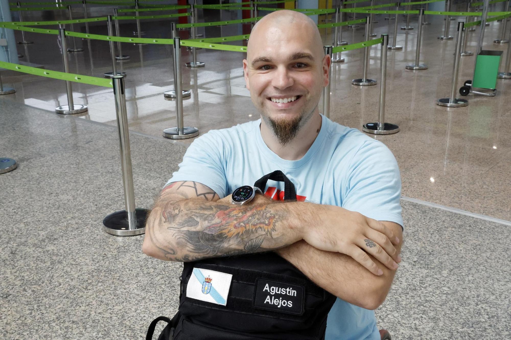 Agustín Alejos, jugador de baloncesto en silla de ruedas, ayer en el aeropuerto de Peinador, antes de volar a Australia