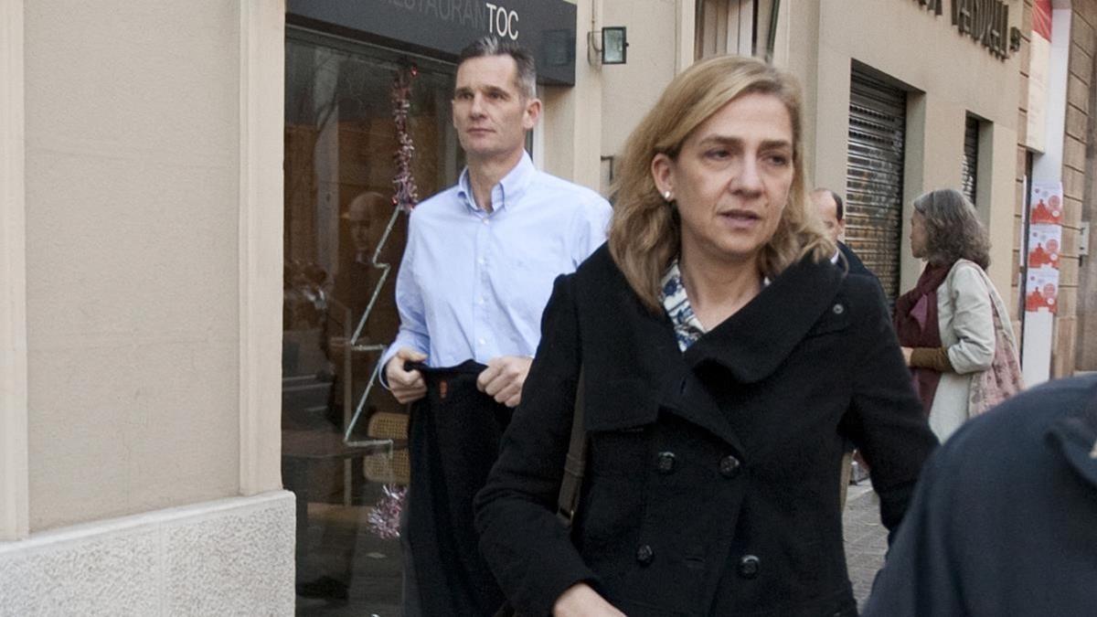 La infanta Cristina e Iñaki Urgangarin saliendo del restaurante Toc, en Barcelona, en diciembre del 2012.