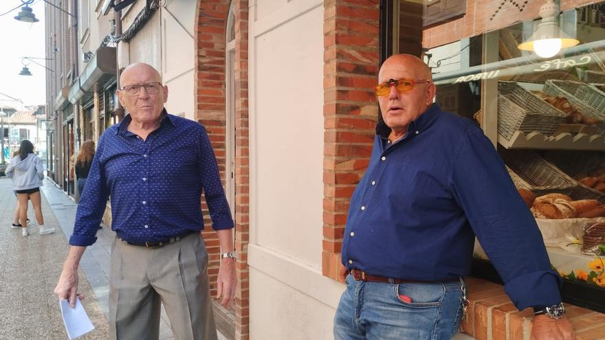 &quot;Muchos dejamos de ir al prao por los botellones&quot;, dicen los polesos, de acuerdo en prohibir el alcohol de alta graduación en el Carmín