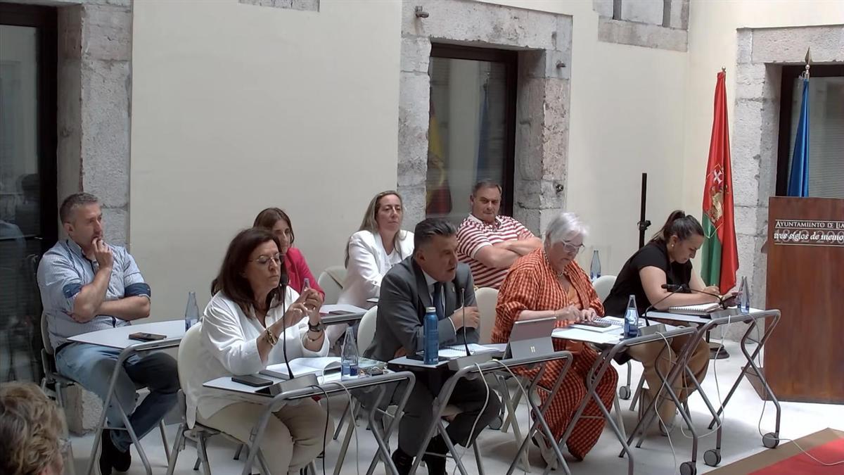 Los concejales de VxLl y PP, en el pleno de este viernes.