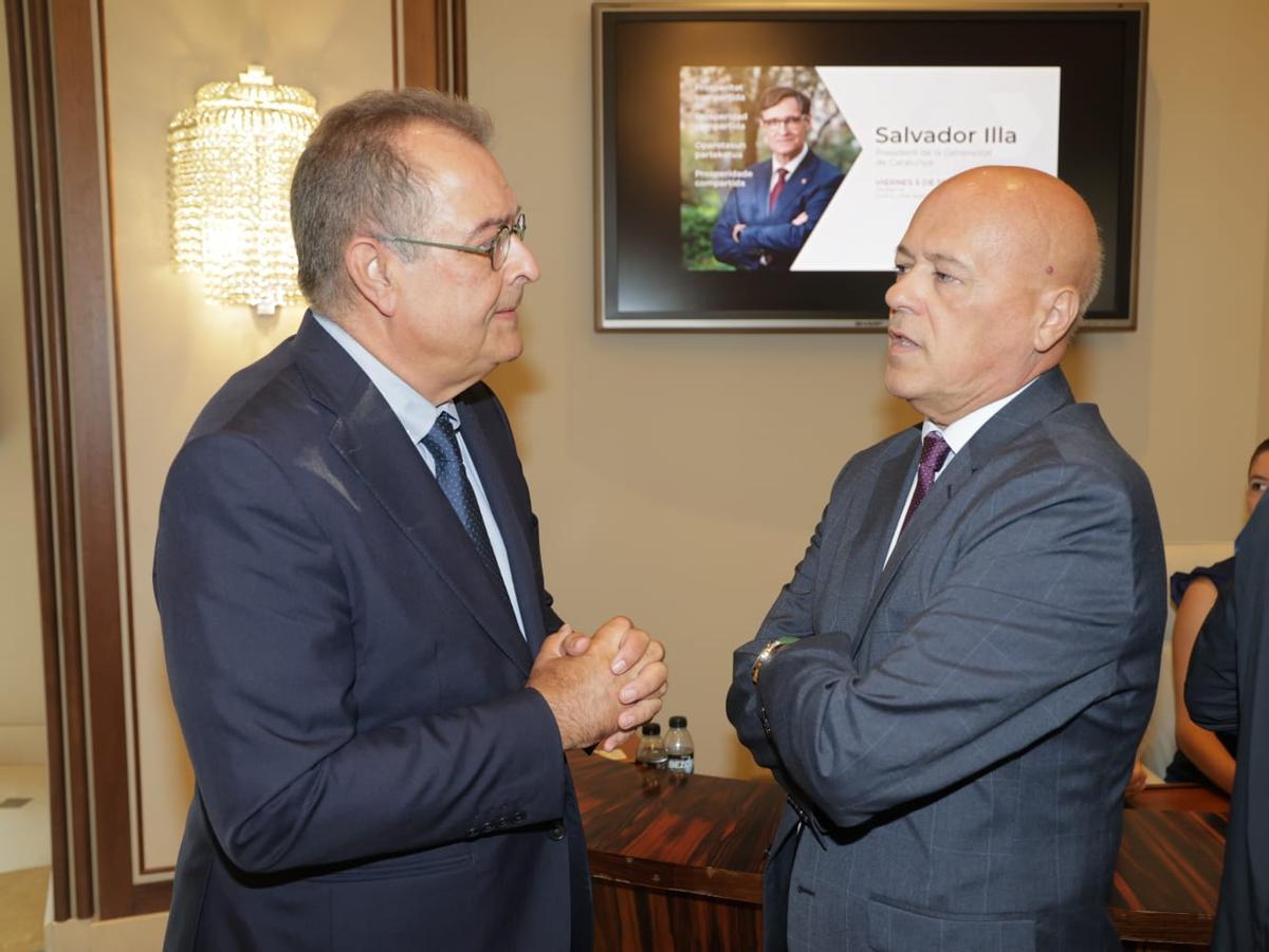 El desayuno informativo de Salvador Illa, en imágenes