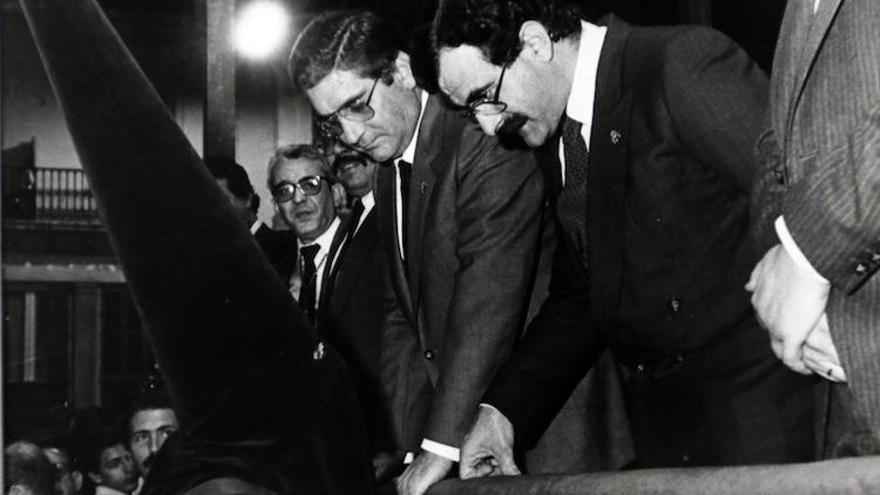 El entonces presidente de la Junta de Andalucía, José Rodríguez de la Borbolla, y el presidente de la Agrupación, Francisco Toledo, en la tribuna central el Lunes Santo de 1985.