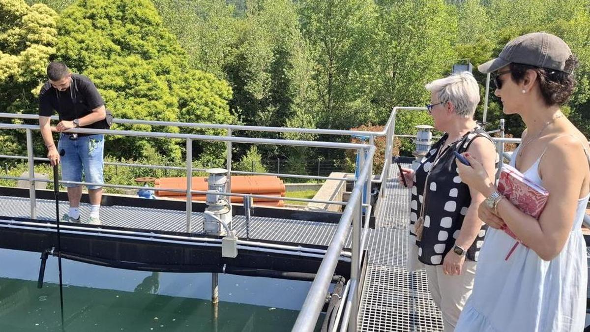 Visita dos investigadores á ETAP de Ames.