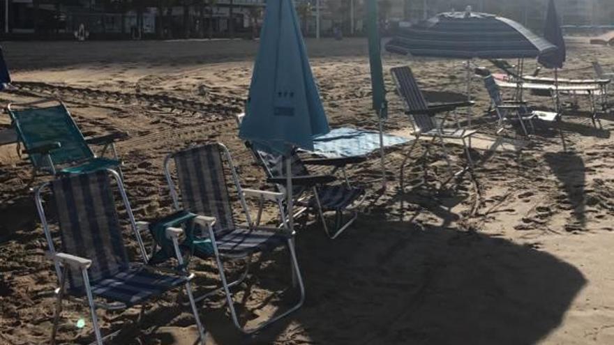 Sillas y sombrillas «abandonadas» ayer en primera línea de la playa, frente al mar.