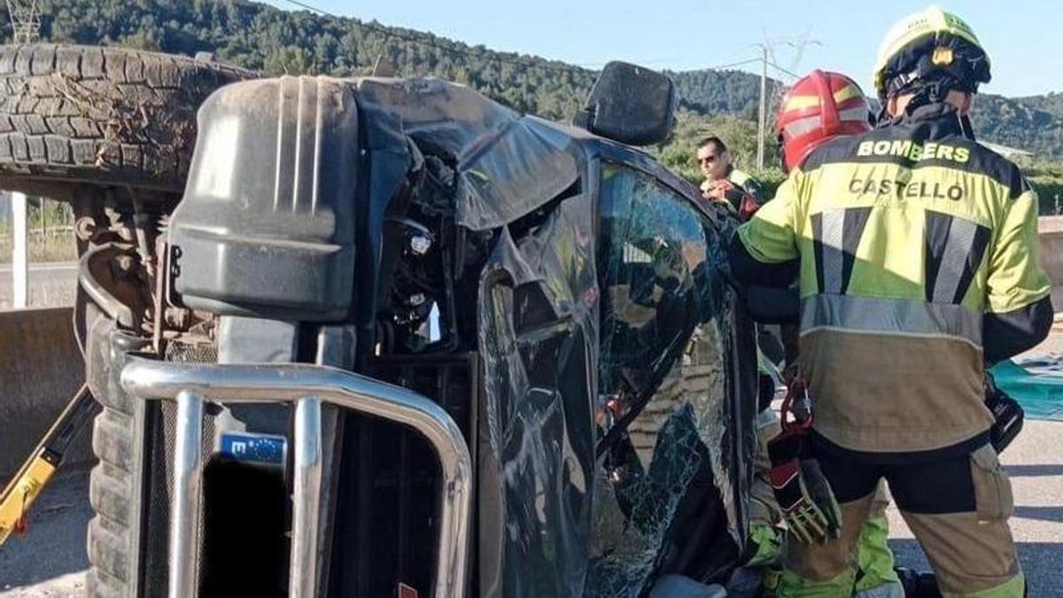 Imagen del vehículo, volcado sobre la carretera.