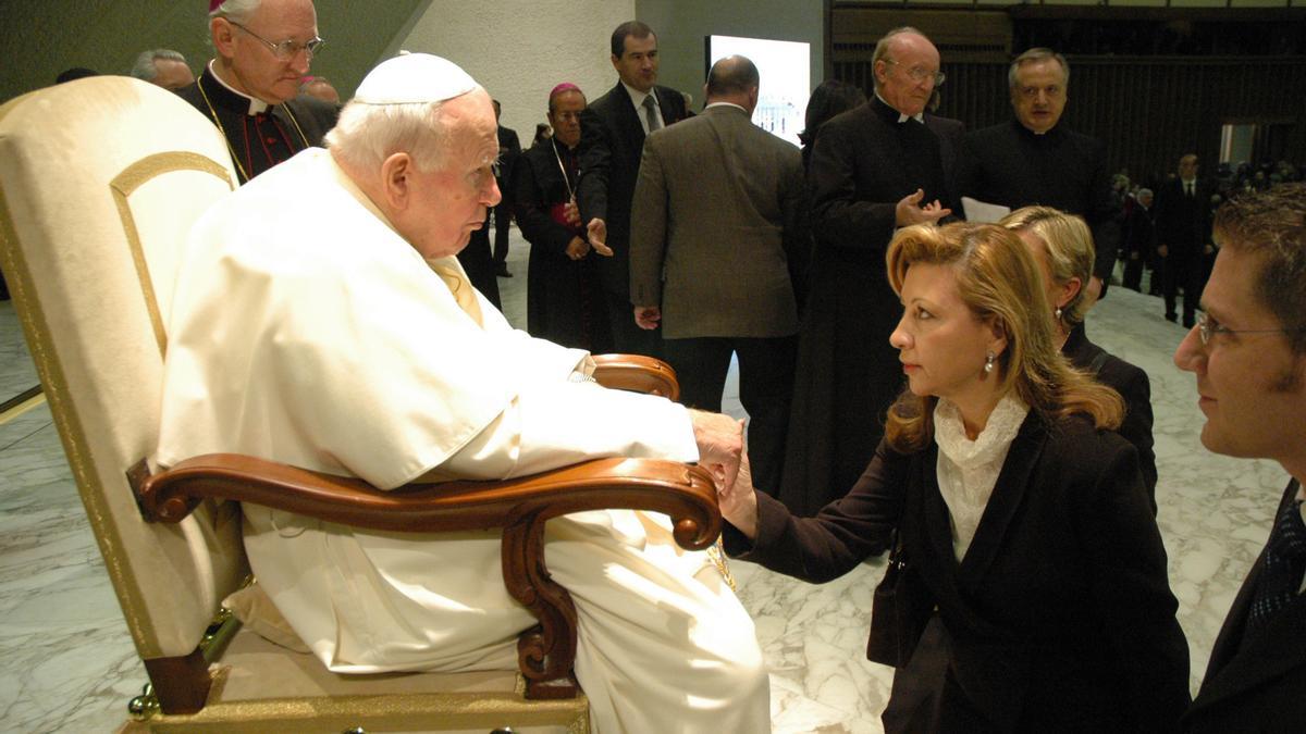 Maria Antònia Munar recibida por el papa Juan Pablo II con motivo del 150 aniversario del nacimiento de Miquel Costa i Llobera