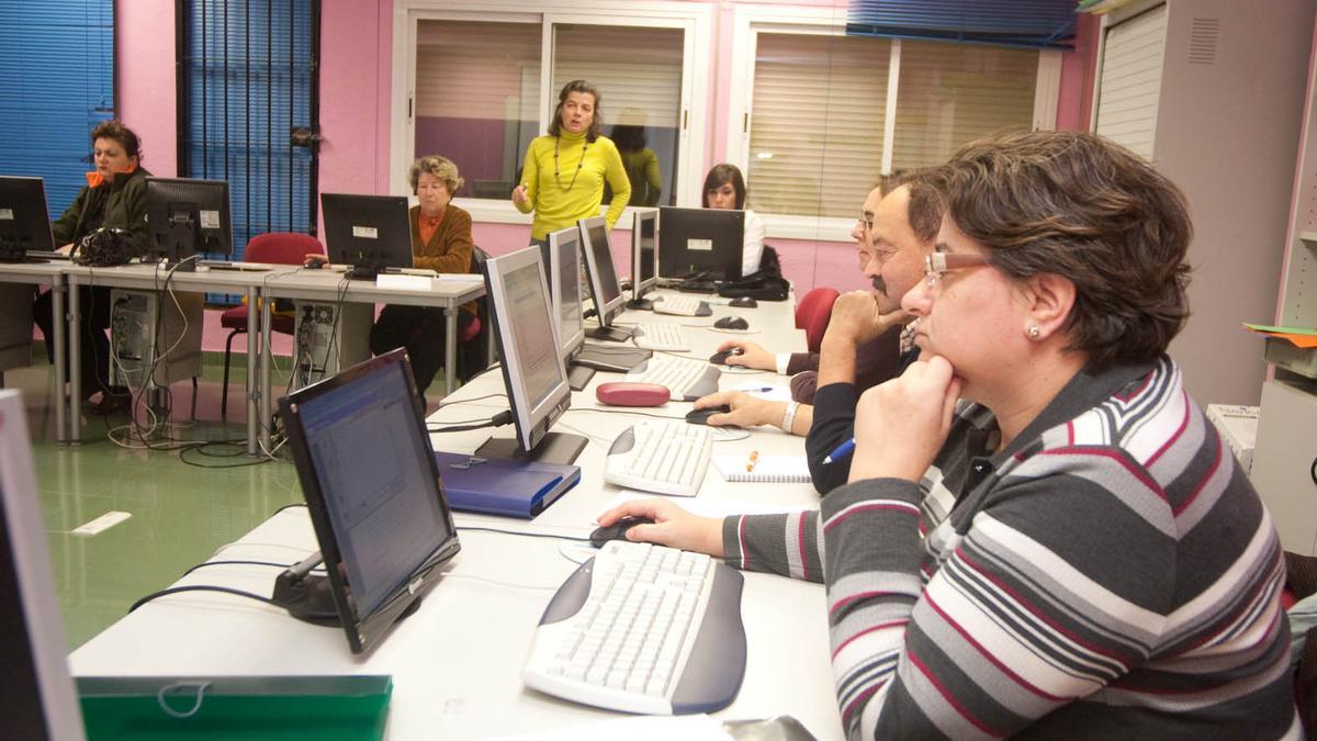 Alumnos del curso de informática de la Universidad Popular en una imagen de archivo.