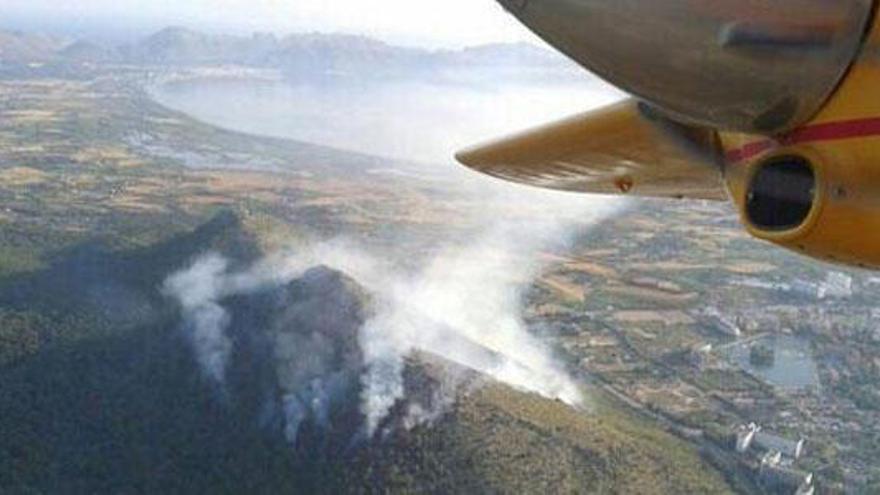 Intentan sofocar un incendio en el Puig de Sant Martí de Alcúdia