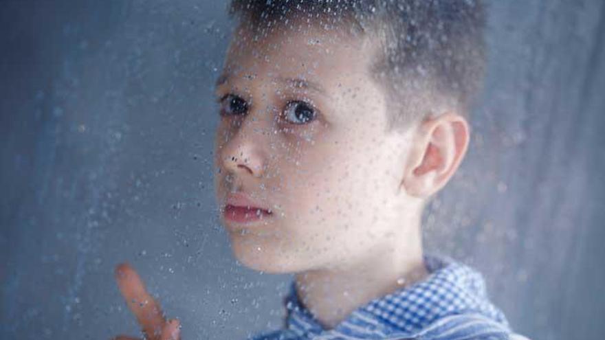 Un niño afectado con síndrome de Asperger.