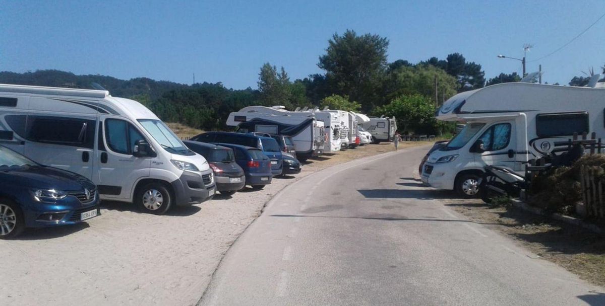 Autocaravanas el verano pasado en Nerga. | Santos Álvarez