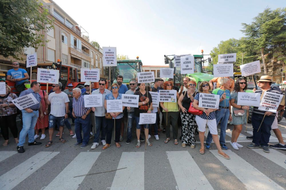 Instante de la tractorada de protesta en Requena.