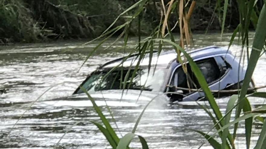 Un coche Cae al río en Cieza