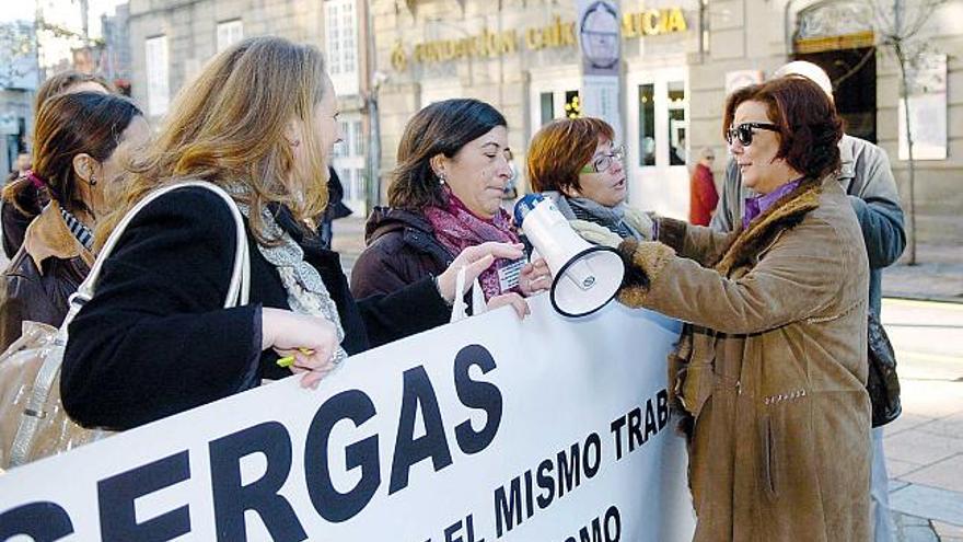 Teresa Casal charla con las trabajadoras del Sergas.