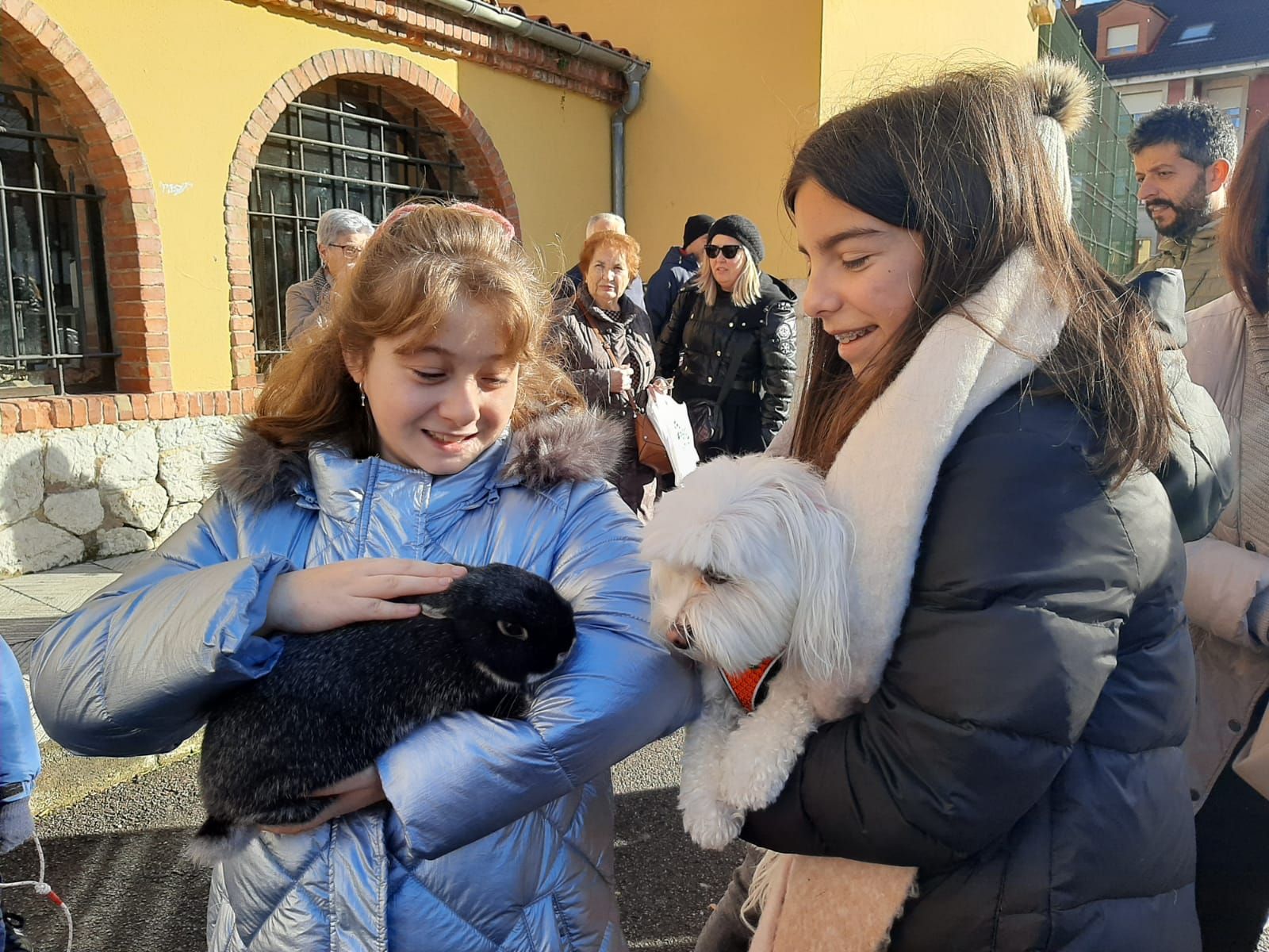 San Antón, hasta la bandera en Lugones: decenas de vecinos llevan a bendecir a sus mascotas