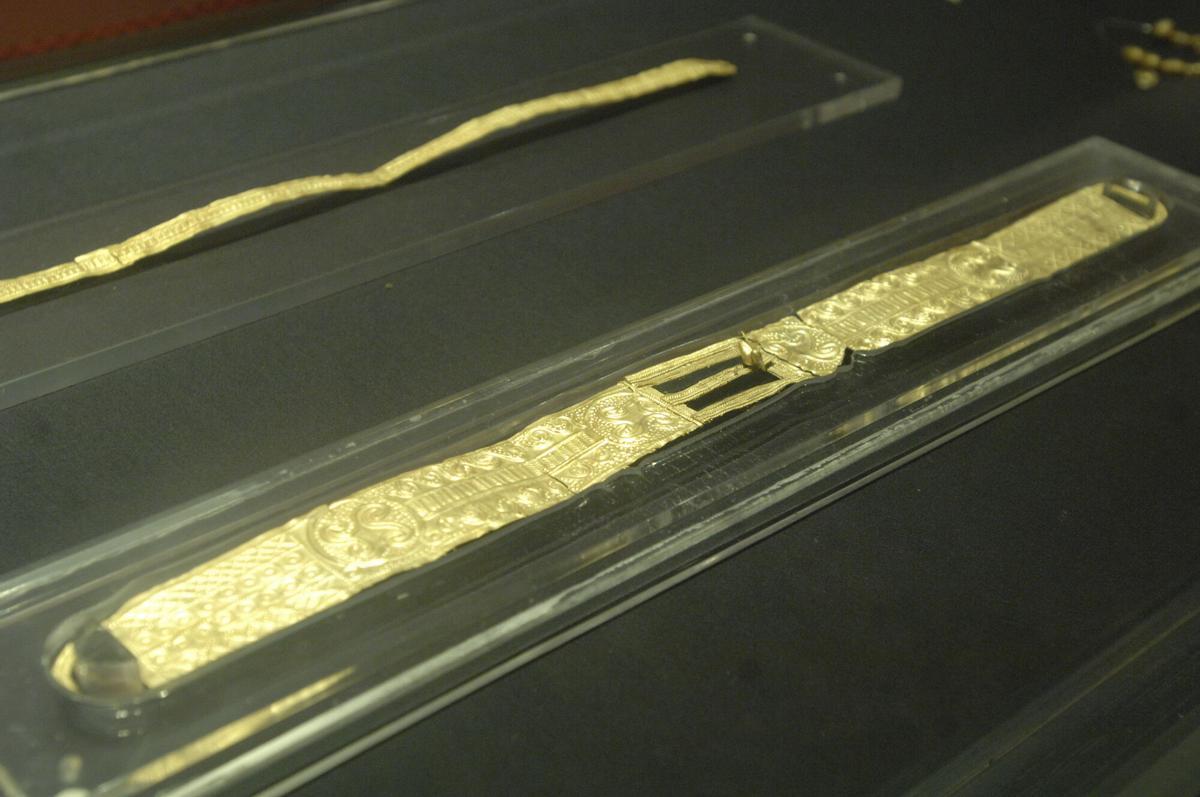 EL 'TESORO DE ELVIÑA' PIEZAS DE ORO HALLADAS EN EL CASTRO DE ELVIÑA CON JOSE MARIA LUENGO COMO DIRECTOR DEL CASTILLO DE SAN ANTON. ARQUEOLOGIA. MUSEOS. MUSEO. RESTOS ARQUEOLOGICOS. PULSERAS
