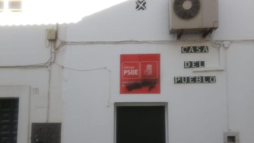 Denuncian unas pintadas con la palabra Vox en la fachada de la sede del PSOE en El Palo