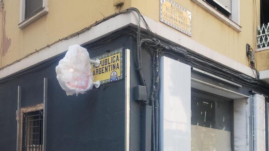 Obligan a retirar el rótulo de un negocio situado sobre la placa de una calle en República Argentina (Badajoz)