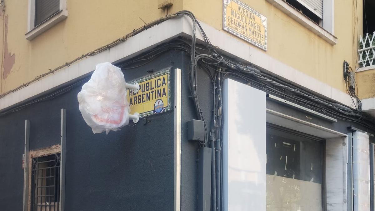 Imagen del cartel publicitario colocado sobre la placa de la calle.