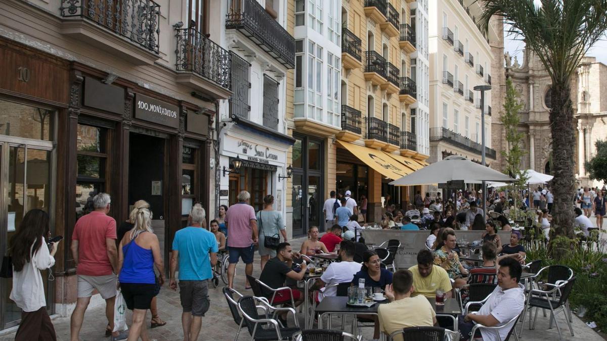 La reforma de la plaza de la Reina  dispara la demanda de locales en la zona | FOTOS: M.A.MONTESINOS