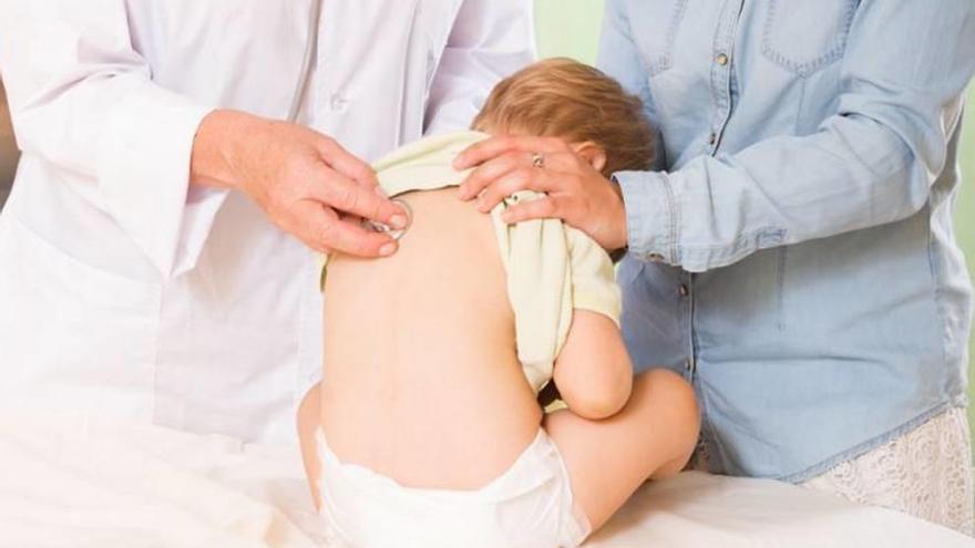 Hasta 67 médicos de familia hacen de pediatras por la falta de especialistas