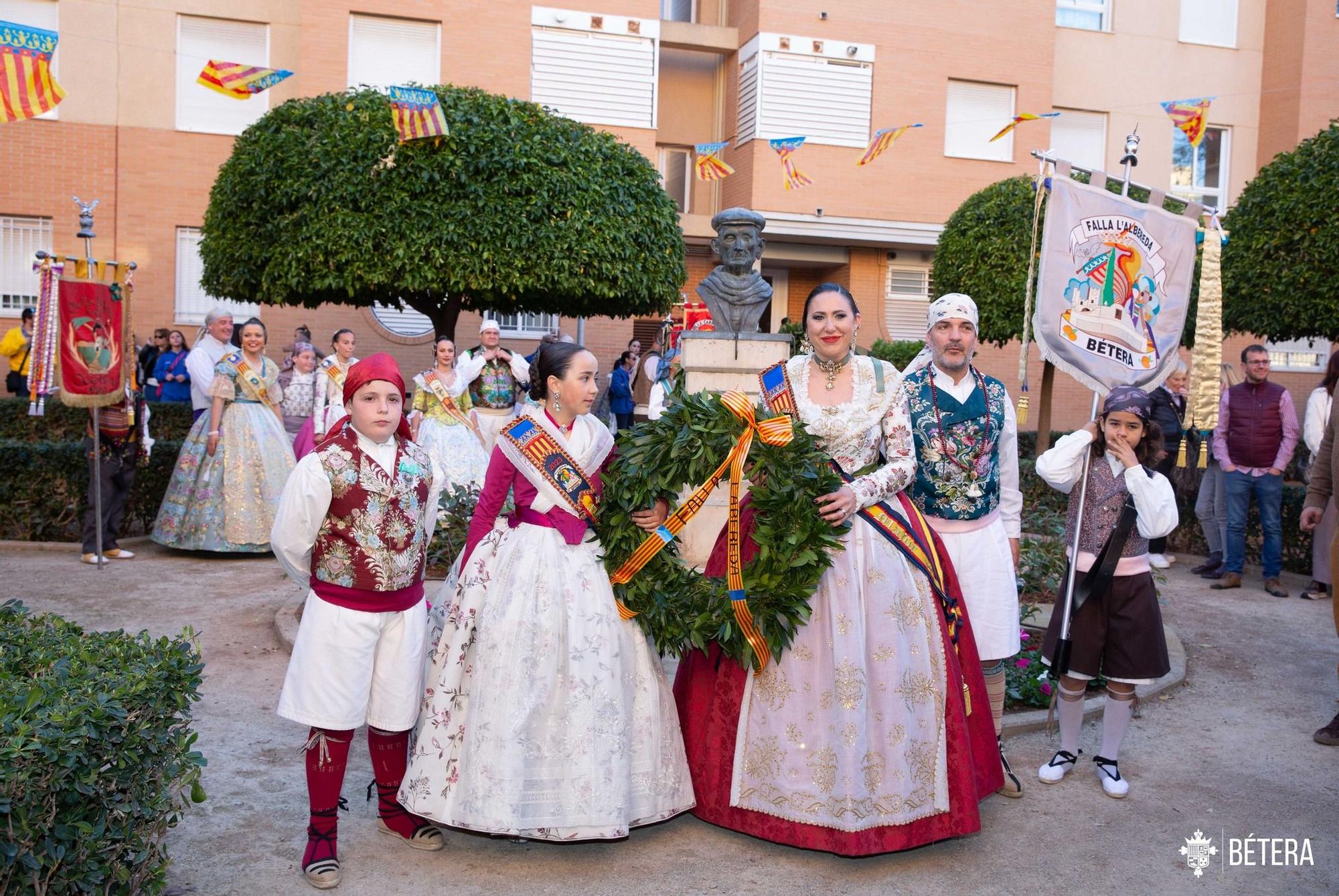 La primera ofrenda de Bétera: Las comisiones homenajean al cantaor 'Xiquet de Bétera'