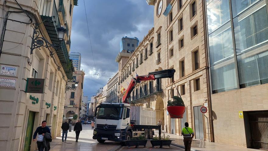 Vecinos y comerciantes apoyan la retirada del tráfico en la plaza del Ayuntamiento