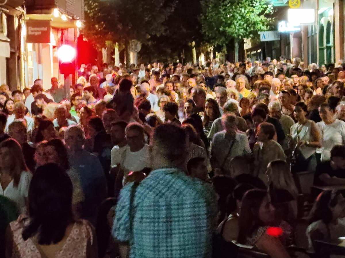 La Calle de la Mota abarrotada.