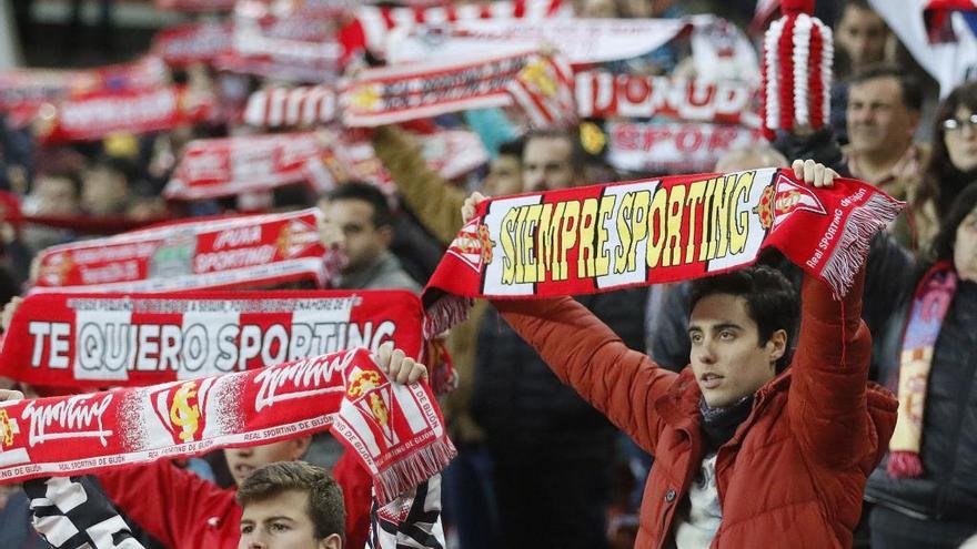 Aficionados del Sporting, durante el partido ante el Tenerife en El Molinón.