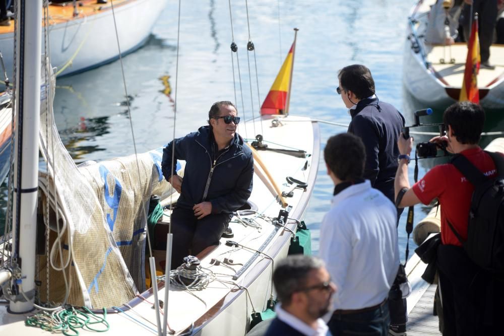 El rey emérito pudo por fin salir a navegar en una jornada primaveral marcada por el calor y el buen humor