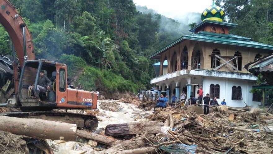 Las fuertes inundaciones asolan Indonesia.