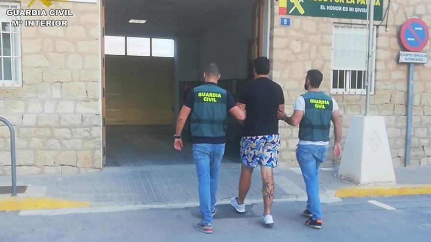 El detenido llegando al cuartel de la Guardia Civil de Novelda una vez detenido.