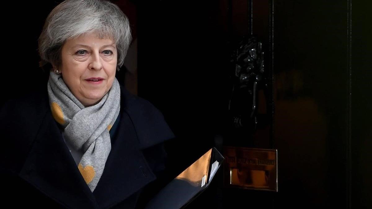 La primera ministra británica, Theresa May, sale de su residencia oficial en Downing Street.