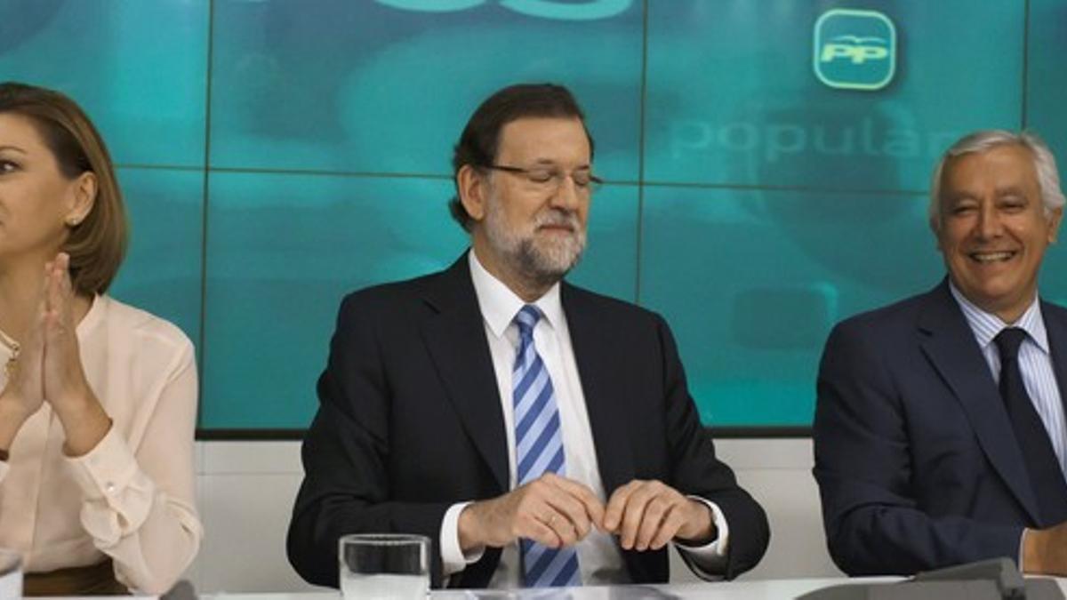 Rajoy, entre Cospedal y Arenas.