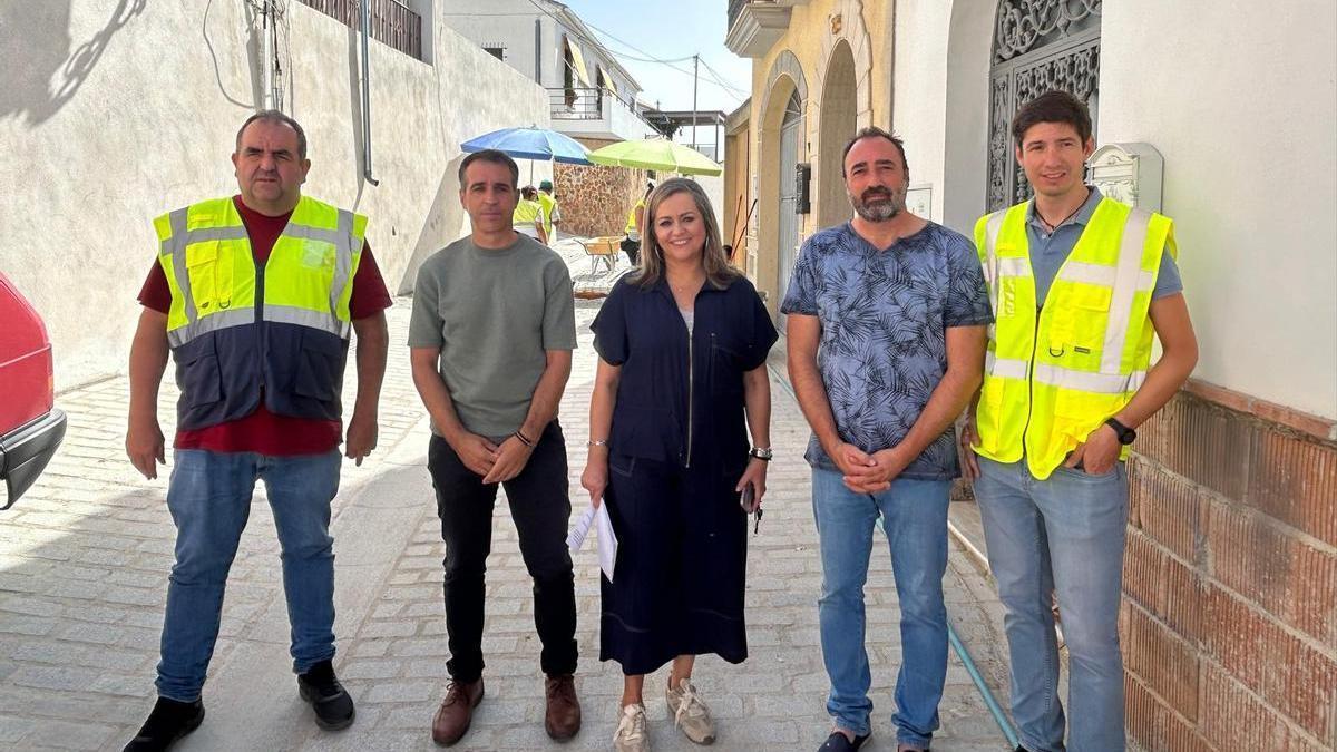José García Malagón, María Jesús Serrano y David Bazuelo, con responsables de las obras que se llevan a cabo con el PFEA en Baena.