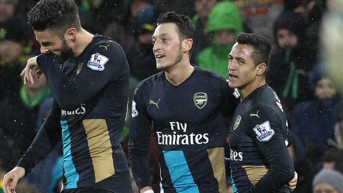 Giroud, Özil y Alexis celebran un gol del Arsenal al Norwich.