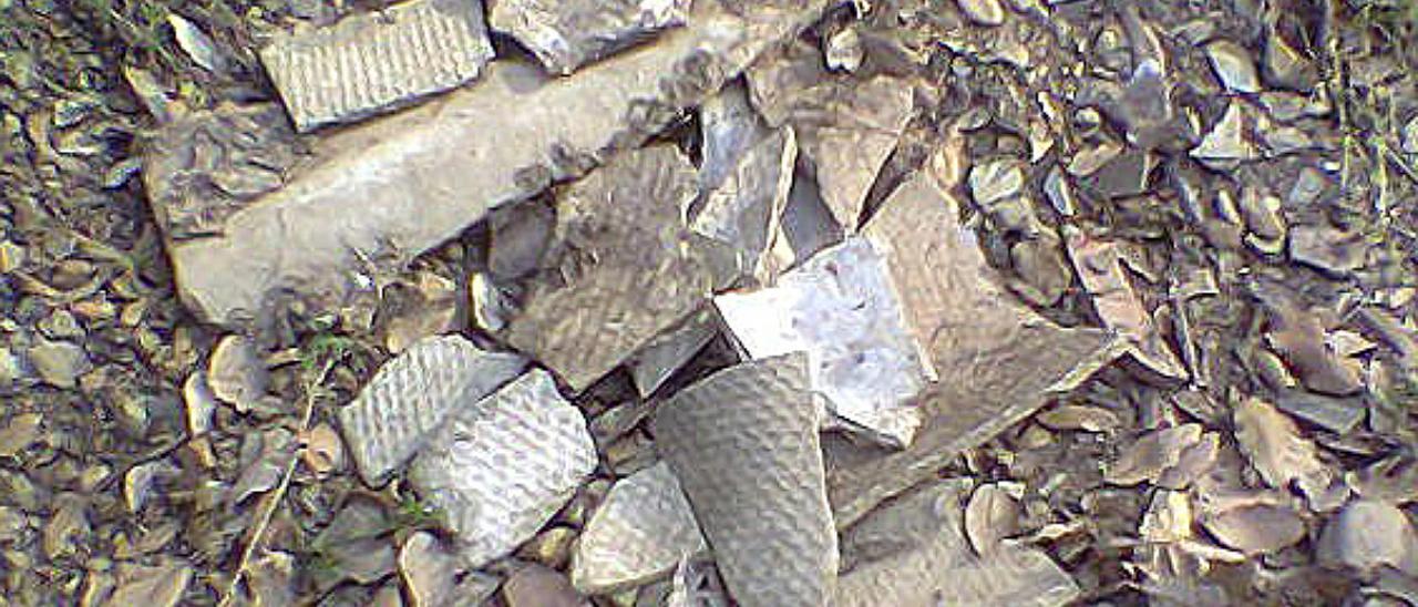 Trozos de uralita, elaborada con fibras de amianto.