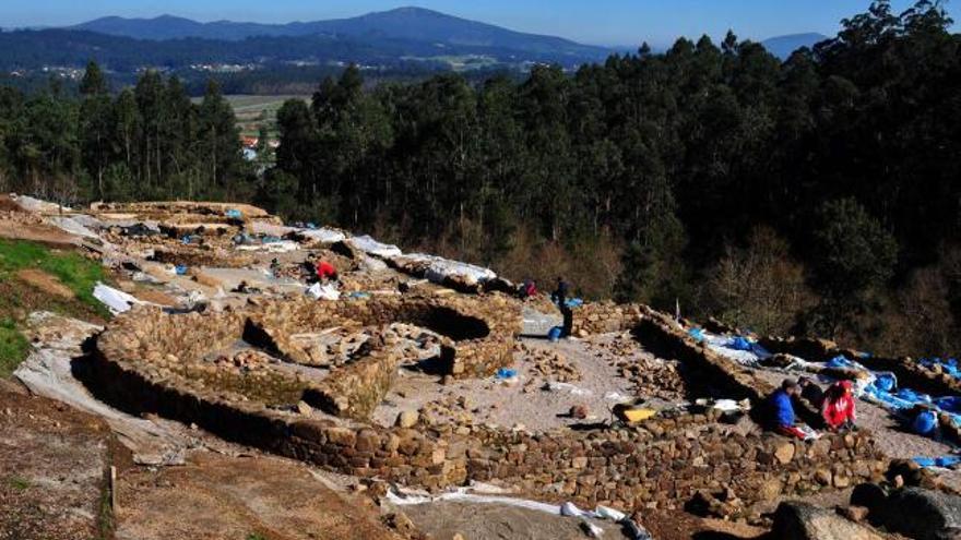 Vista panorámica del castro de Besomaño donde ya se puede distinguir la espectacularidad de la casa-patio que se       encuentra en un promontorio privilegiado del poblado. // Iñaki Abella