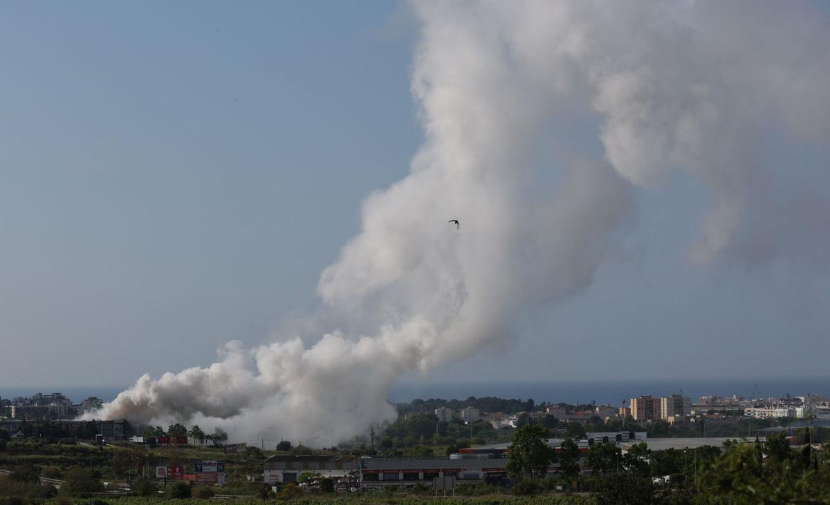 Un núvol tòxic arran d’un incendi fa confinar uns 150.000 veïns Un núvol tòxic arran d’un incendi fa confinar uns 150.000 veïns