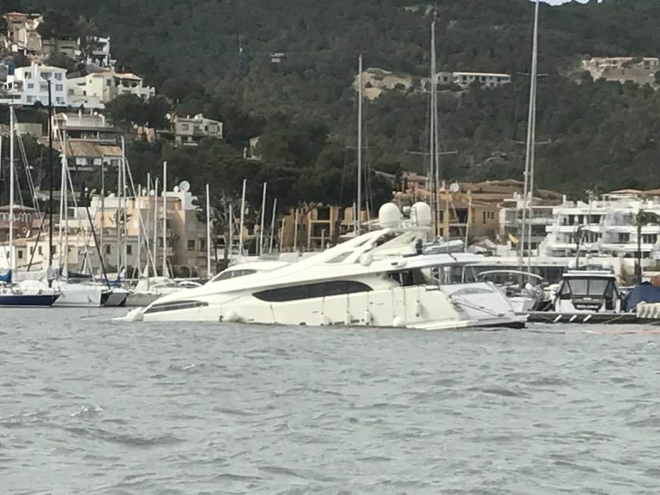 El vendaval destroza dos yates de lujo amarrados en el Port d'Andratx