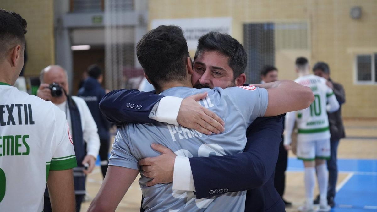 Josan González abraza al brasileño Lucas Perin al final del partido.