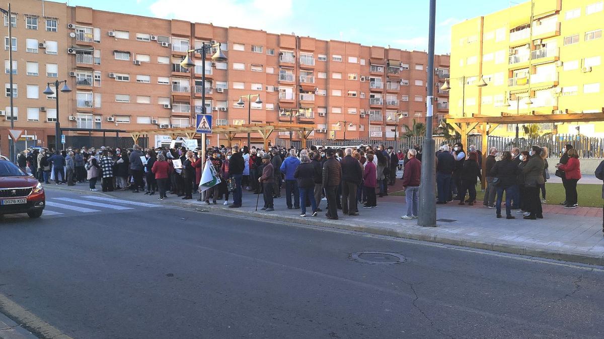 Concentrados frente al Hospital de Manises