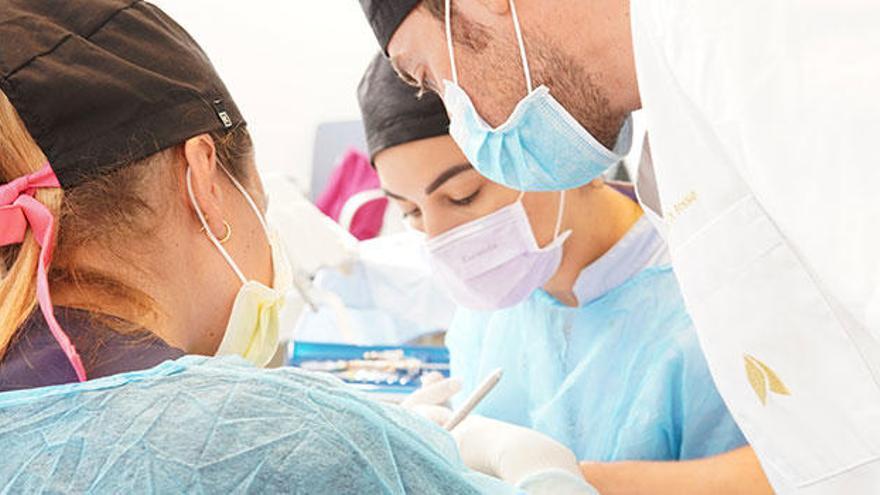 Apúntate al Máster de la Clínica Dental Gioia para tratar tus encías de forma gratuita.