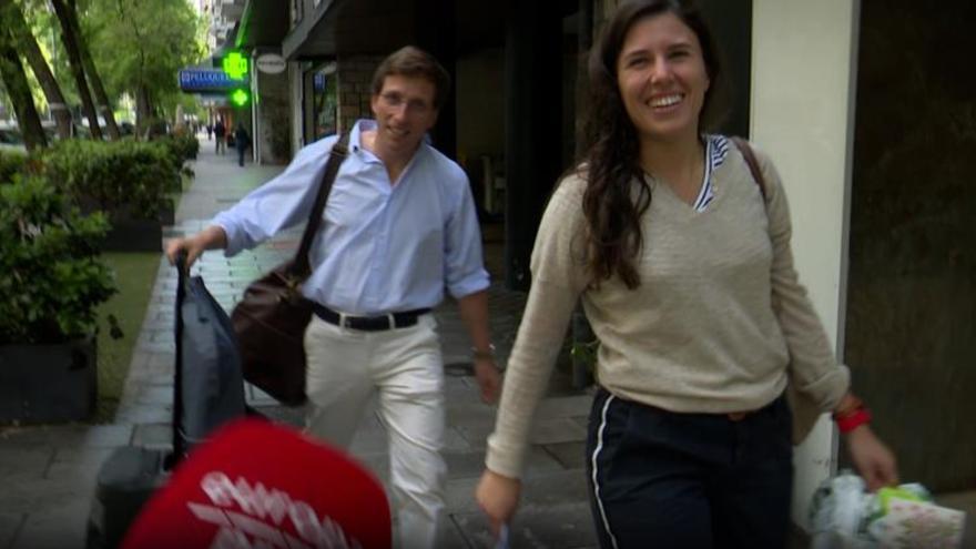 Vídeo | José Luis Martínez-Almeida y Teresa Urquijo vuelven a la capital tras su luna de miel