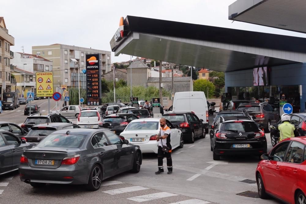 La falta de carburantes en Portugal deriva a cientos de coches a gasolineras gallegas