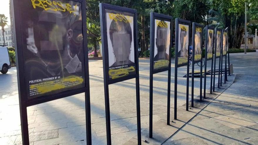 Destrozan la exposición de Santiago Sierra en la Plaza de España de Palma