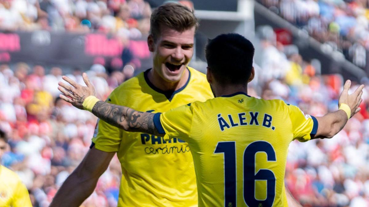 Sorloth celebra un gol junto a Baena