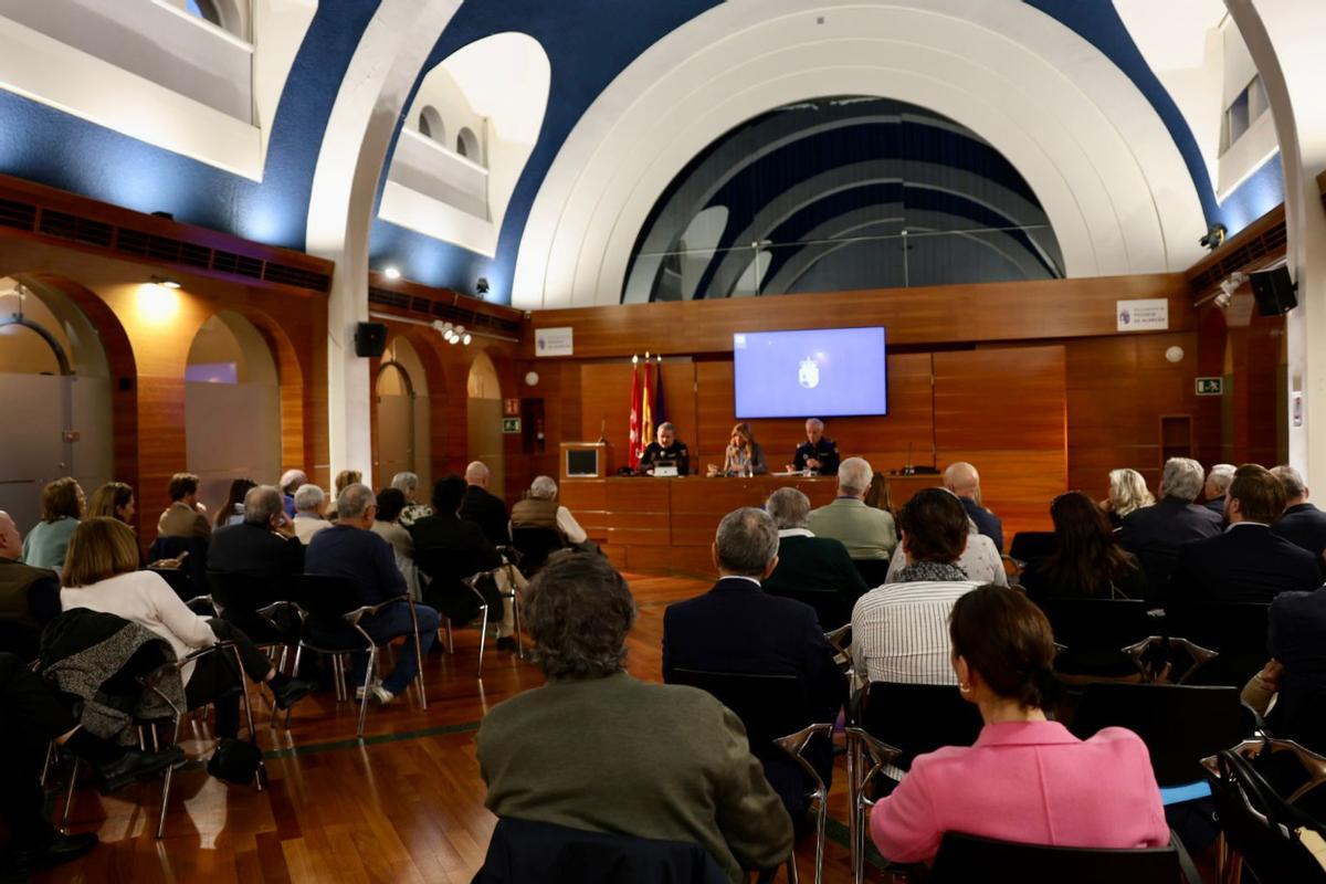 La alcaldesa de Pozuelo, Paloma Tejero, con los comisarios de Policía Nacional y Municipal, Celso Galván y Lorenzo Antolinez
