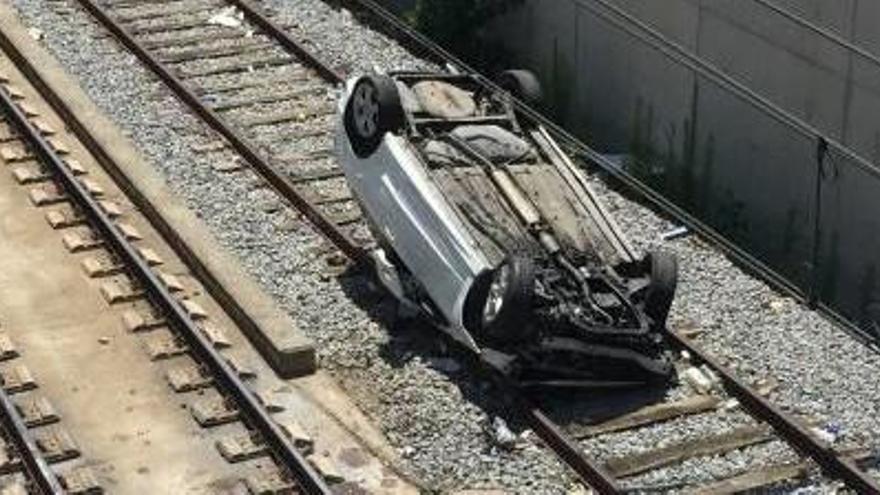 Un cotxe cau a les vies del tren a Vic i el conductor queda ferit
